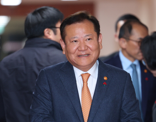 지난 12월3일 이상민 행정안전부 장관이 정부서울청사에서 열린 국무회의에 참석하고 있다.<연합뉴스 사진>